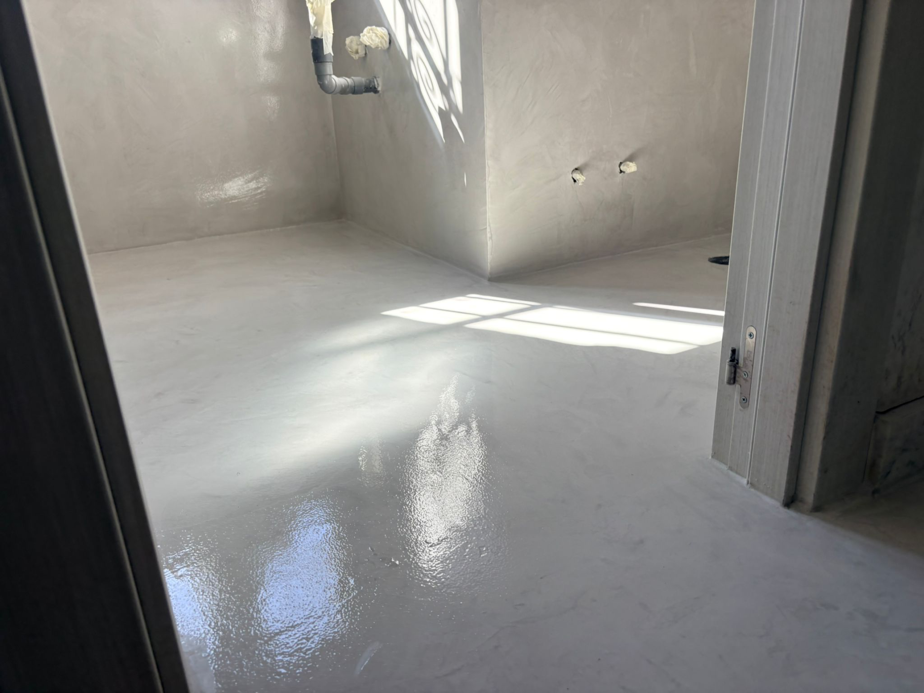 Suelo continuo real de microcemento con acabado gris