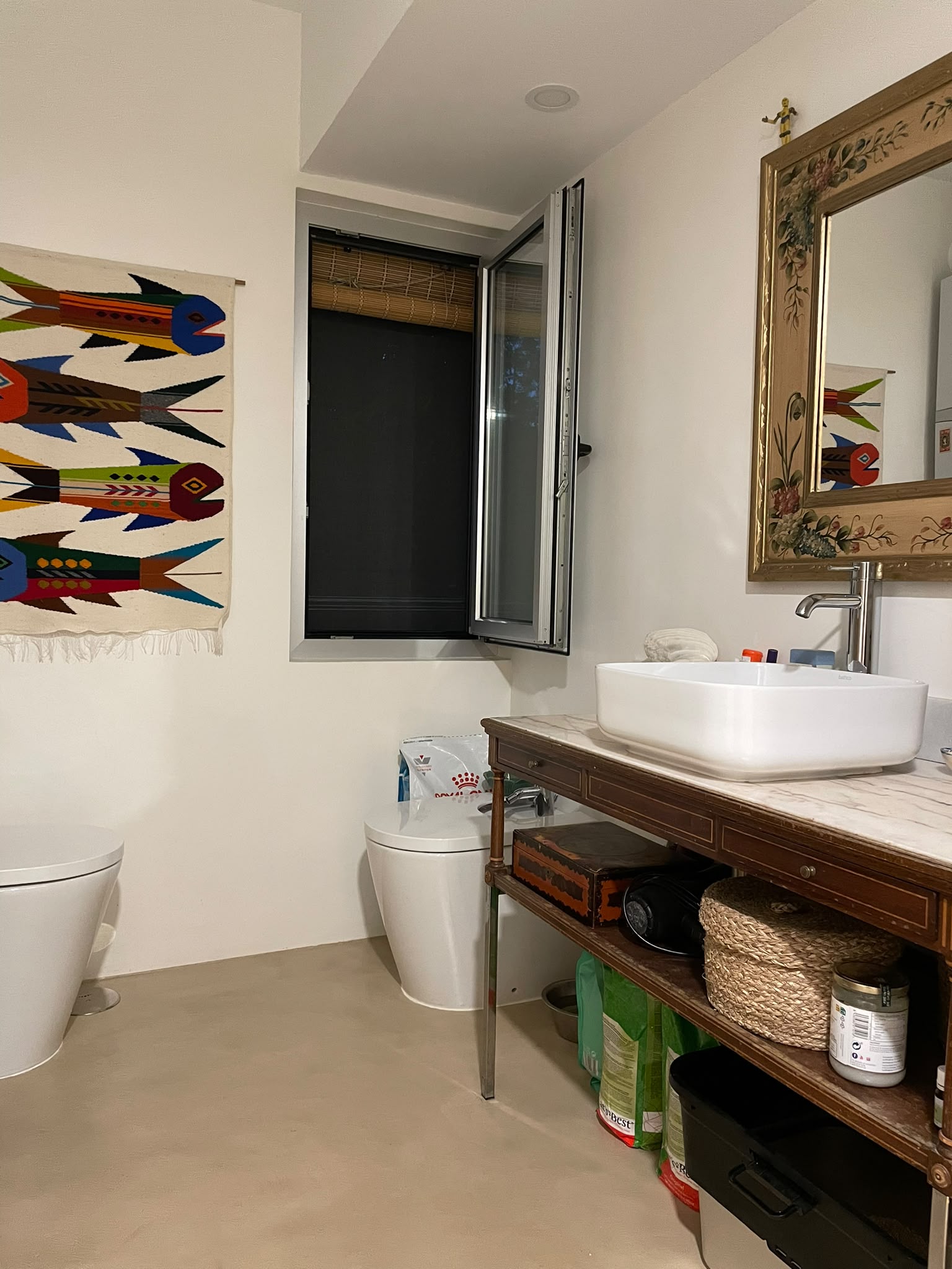 Baño con suelo y paredes de microcemento
