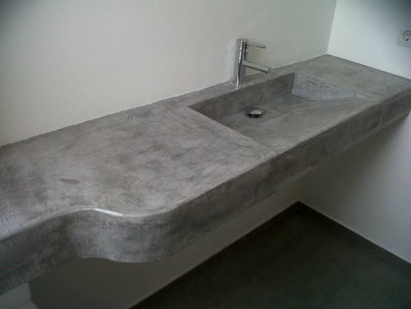 Encimera gris de acabado continuo con lavabo integrado