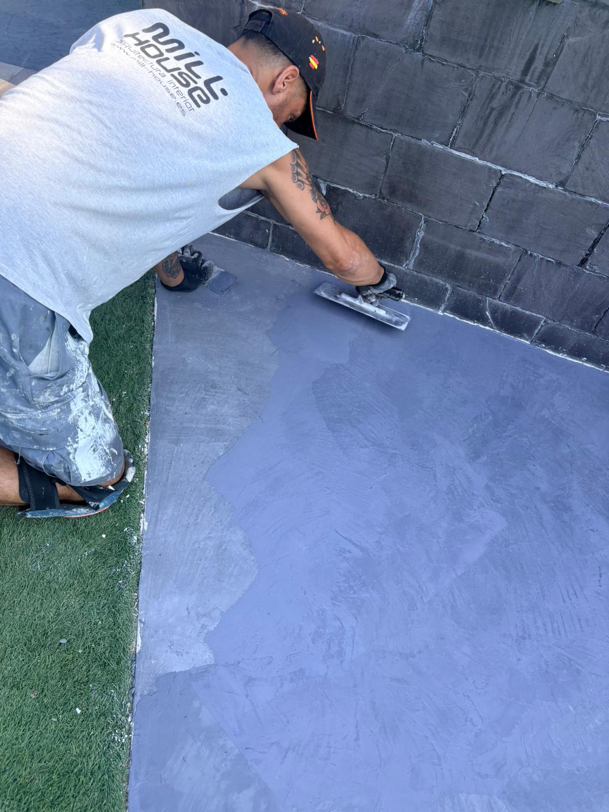 Piscina y terrazas con superficies continuas de microcemento